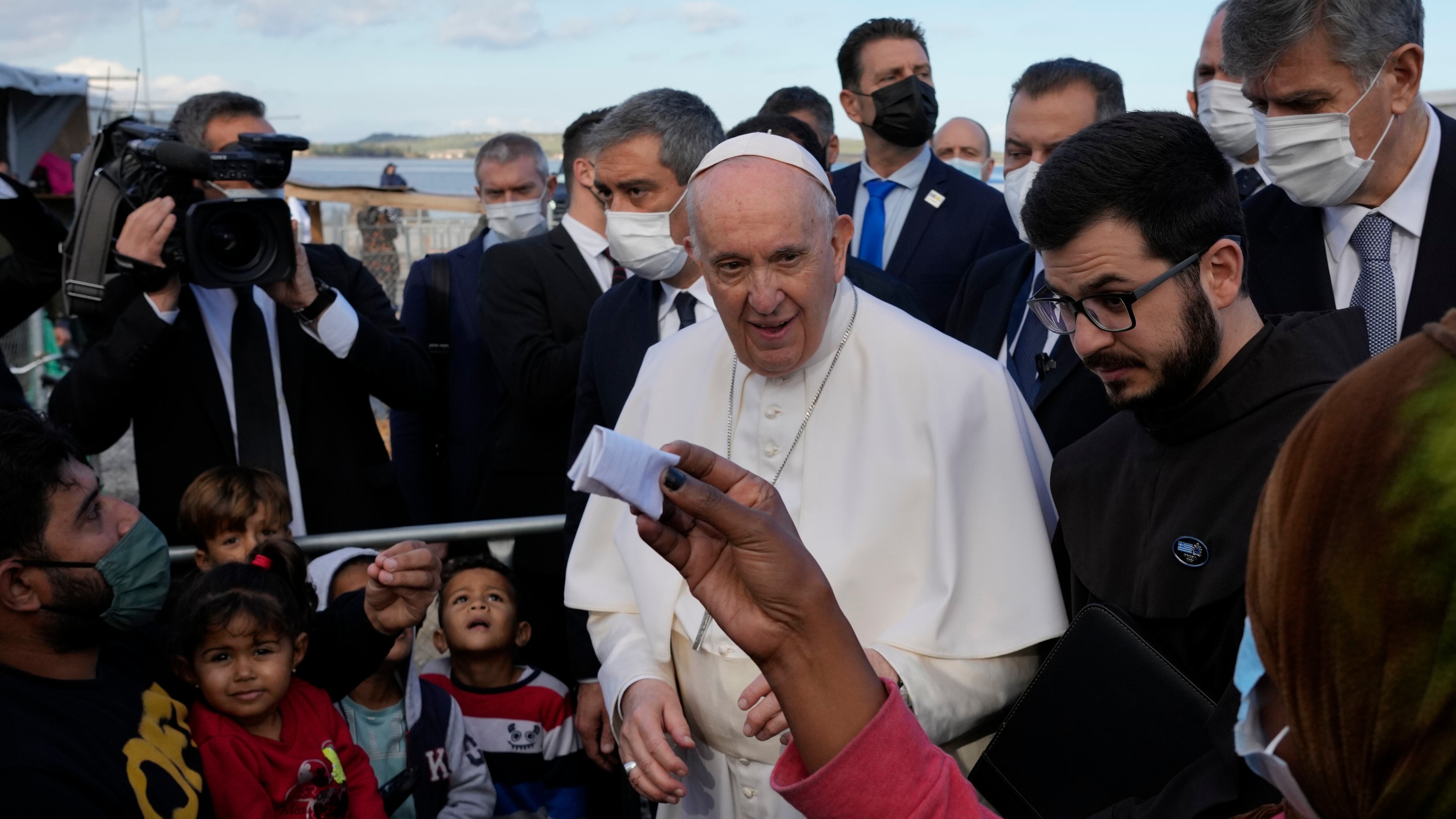 Il Papa tra i migranti di Lesbo. "Stop al naufragio della civiltà"