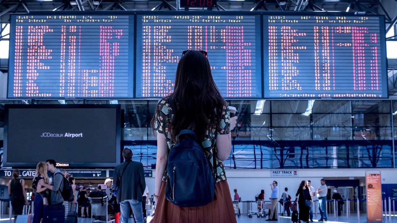 Pasqua, viaggiare diventa un lusso: la stangata su aerei, treni e bus