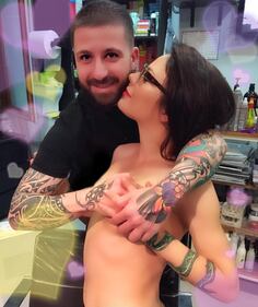 Naike Rivelli hot, topless nel guardaroba 10