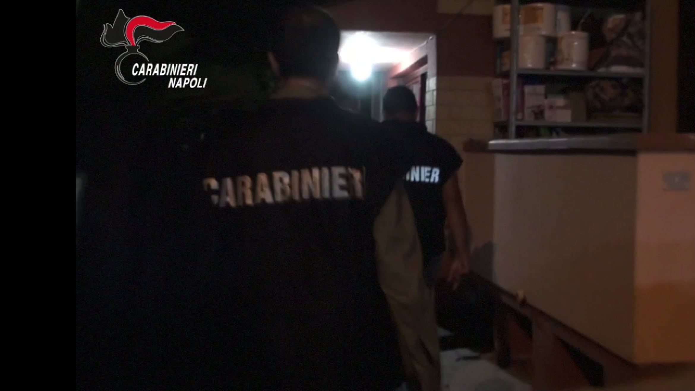 Minacce, violenze e 72mila euro per il clan: arrestati in 7