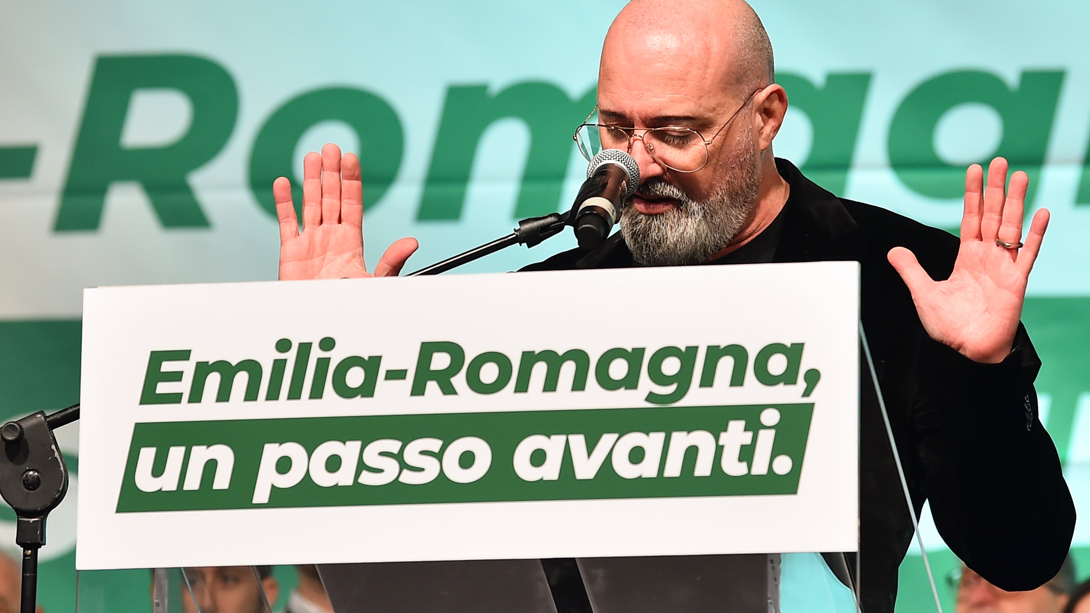 Le donne si ribellano a Bonaccini: "Ci usa per fare propaganda"