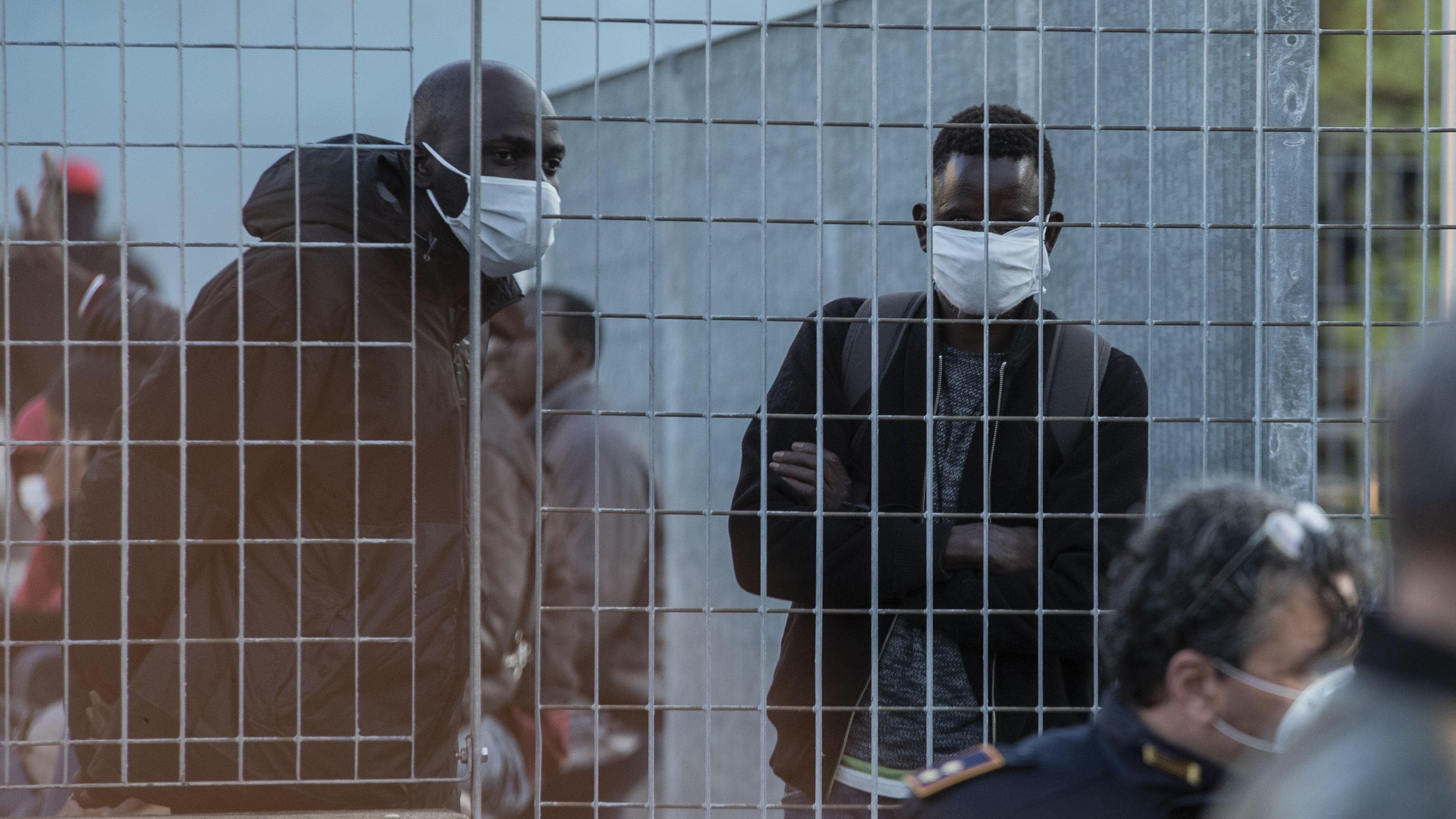Bomba stranieri sulle vaccinazioni: 700mila irregolari fuori dalle liste