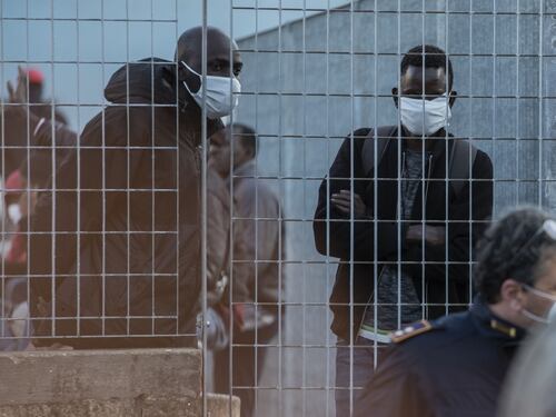 Bomba stranieri sulle vaccinazioni: 700mila irregolari fuori dalle liste
