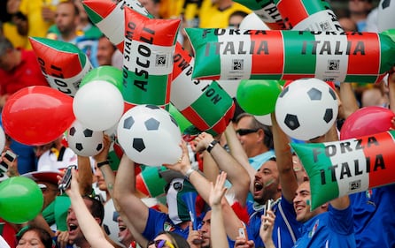Tifosi (vip e non) sugli spalti  8