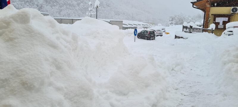 Allarme esondazione a Senigallia, casette Sae sotto la neve: allerta nelle Marche 3