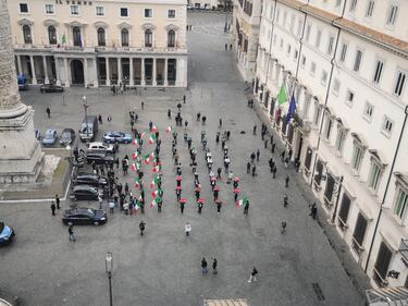 Flash mob della Meloni davanti Palazzo Chigi: "Vogliamo dare una mano" 5