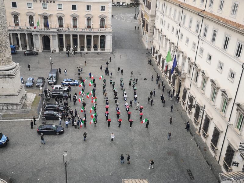 Flash mob della Meloni davanti Palazzo Chigi: "Vogliamo dare una mano" 5