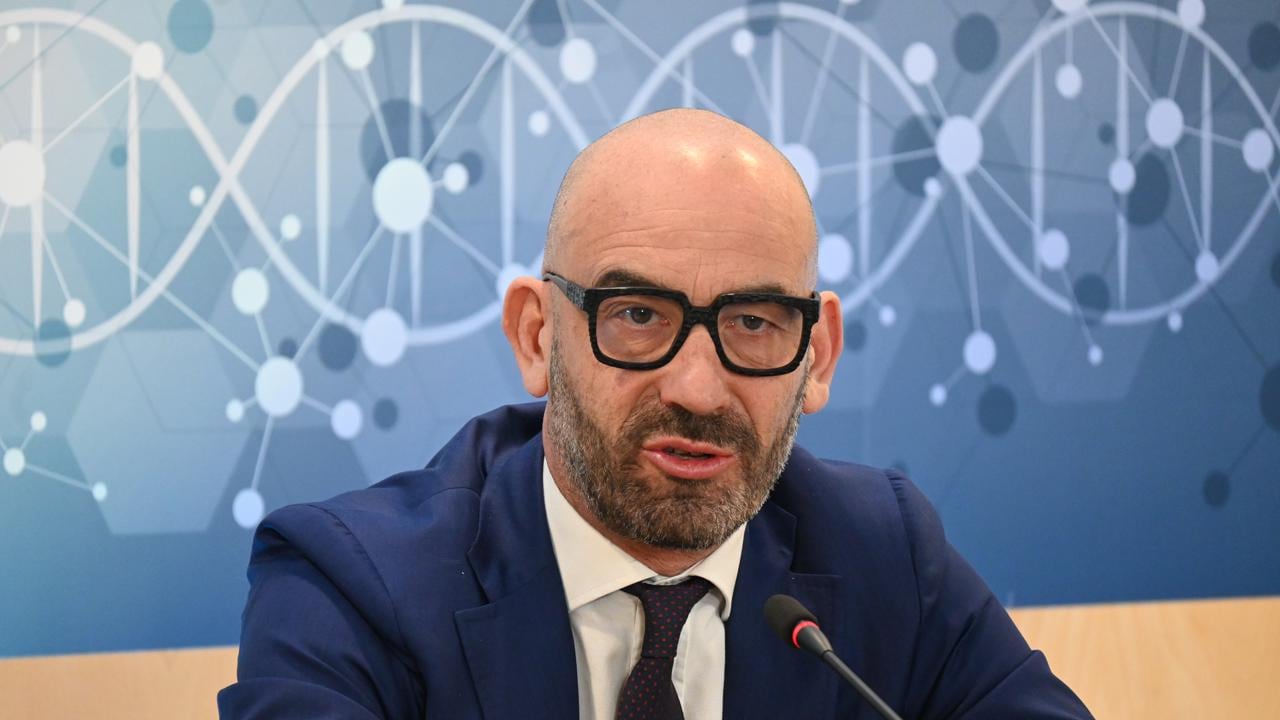 Urinoterapia, Bassetti lancia l'allarme: i pericoli per chi beve la pipì