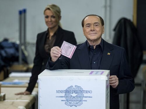 Referendum, tutti i big al voto Berlusconi: "Grande battaglia"