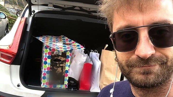 Natale amaro per la Iena Stefano Corti: "Auguri ai genitori separati come me che chiudono pacchi nei parcheggi"