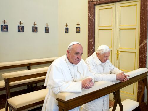 Francesco, il pontefice che ha convissuto con un altro Papa