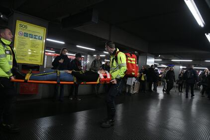 Milano, brusca frenata sulla linea rossa della metro a San Babila: venti persone coinvolte 6