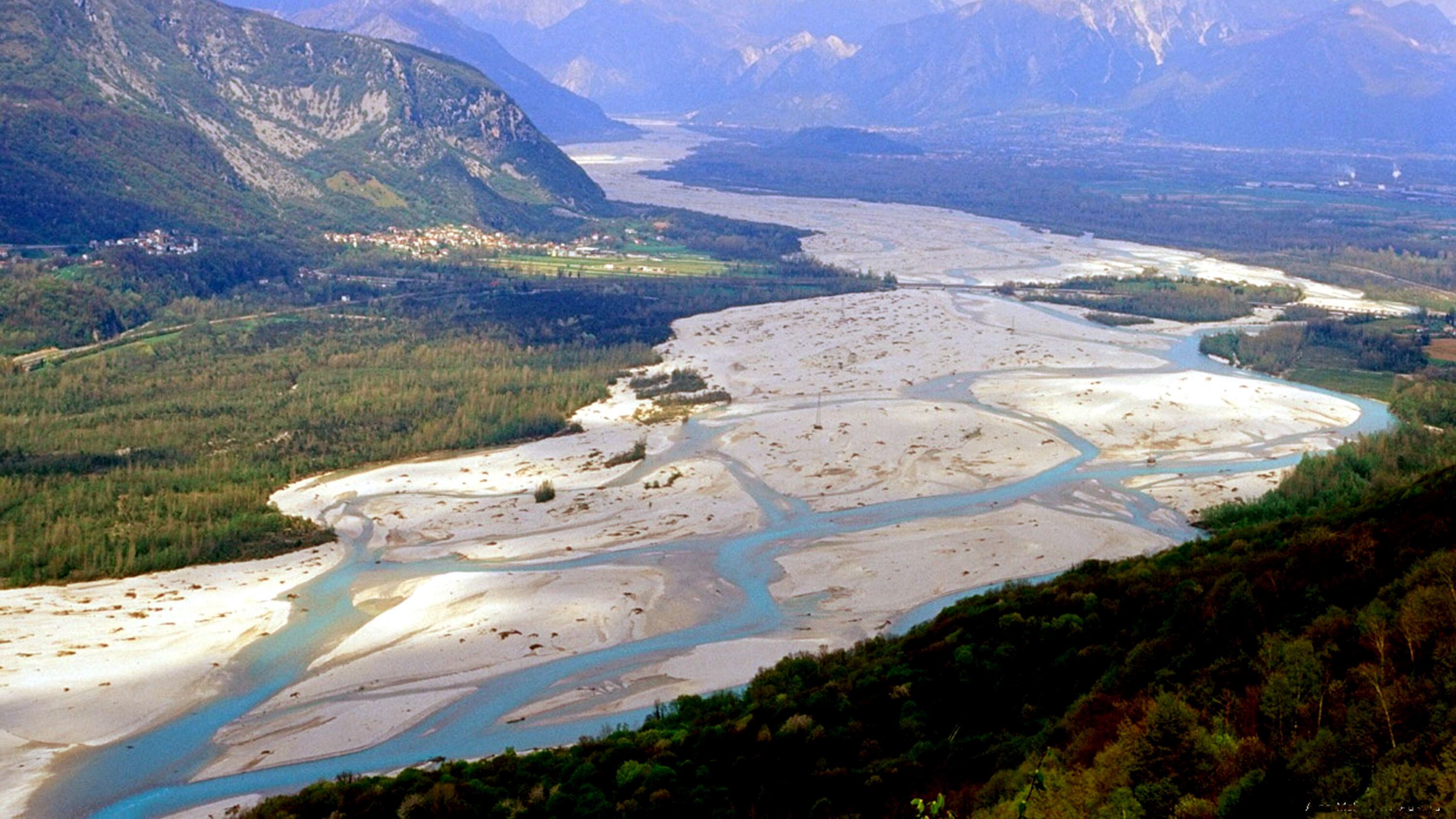 Si tuffa nel Tagliamento per salvare i figli e non riemerge: trovato morto il padre disperso