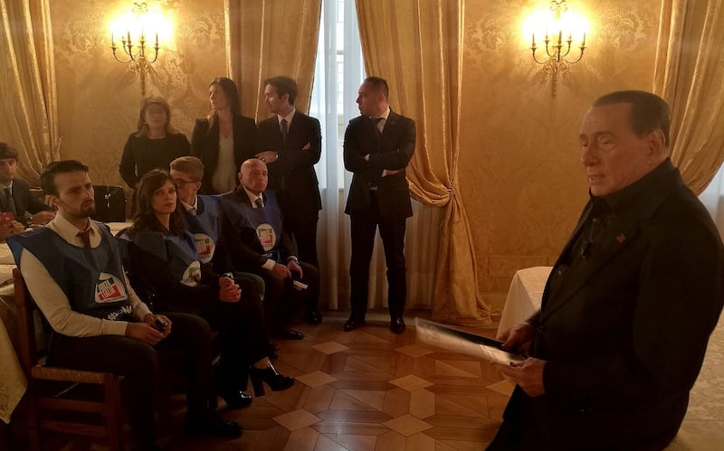 Berlusconi lancia la carovana del No 9