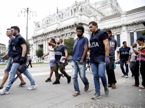 Aggrediti, pestati e insultati: agenti nel mirino dei migranti