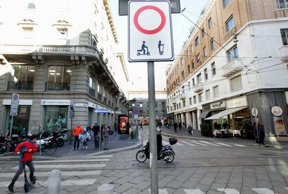 Milano, i monopattini elettrici circolano anche sotto i cartelli di divieto 2