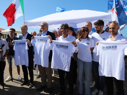 "La passione del Pd...", "E i grillini...". In spiaggia arriva il cruciverba patriota