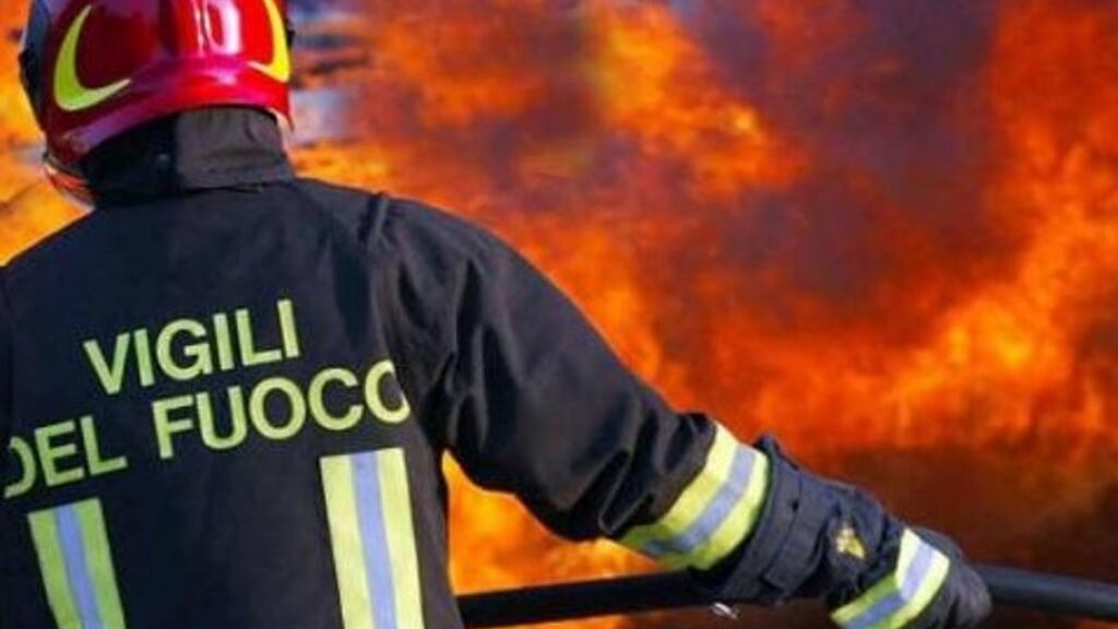 Tentata rapina da film, ladri incendiano auto per sfuggire alla cattura