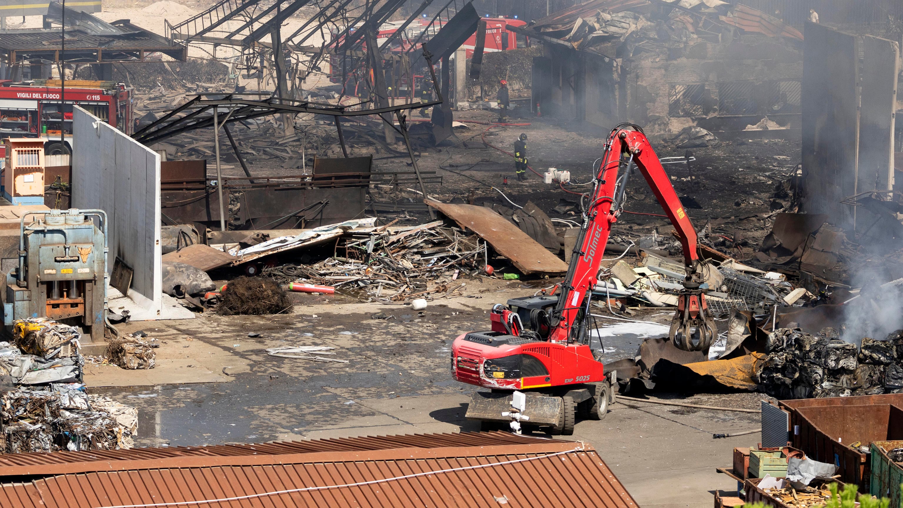 "Tracce di diossina". Scatta l'allarme dell'Arpa dopo l'incendio a Roma