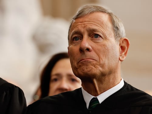 Donald contro i giudici chiede l'impeachment. La stoccata del capo della Corte Suprema