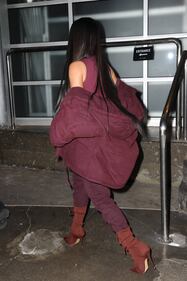Kim Kardashian hot: bionda e scollata su Twitter 14