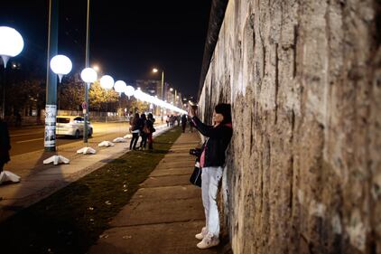 Palloncini luminosi lungo il Muro di Berlino 11