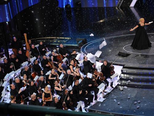 Fischi, urla e caos: le contestazioni più forti del pubblico a Sanremo