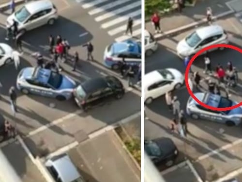 Roma, poliziotti circondati. Il video choc: agente deve estrarre la pistola