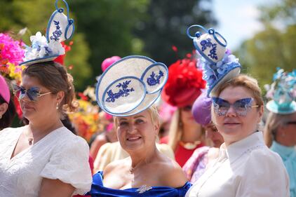 Trionfo di cappelli e colori ad Ascot 18