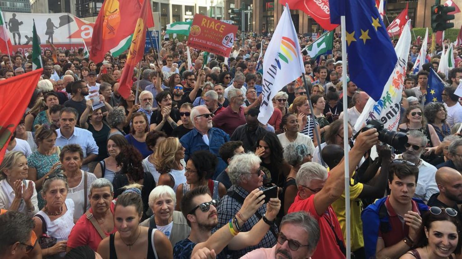 I girotondini ritrovano la piazza per sputare odio sul Carroccio