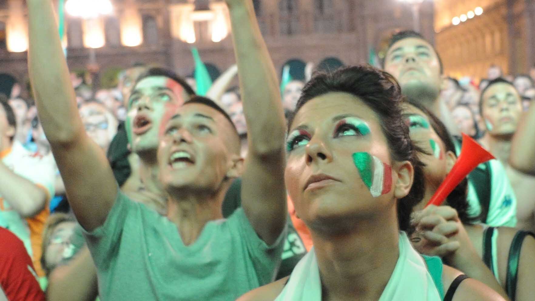 Dal Castello ai Navigli sui maxi schermi si accende l'Europeo