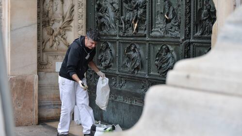 Il portone del Duomo imbrattato da scritte 7
