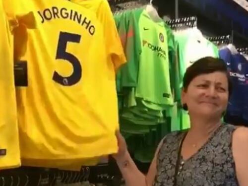 Chelsea, la mamma di Jorginho vede la maglia del figlio e scoppia in lacrime