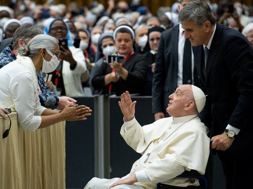 Il Papa in pubblico con la carrozzina: "Problemi al ginocchio"