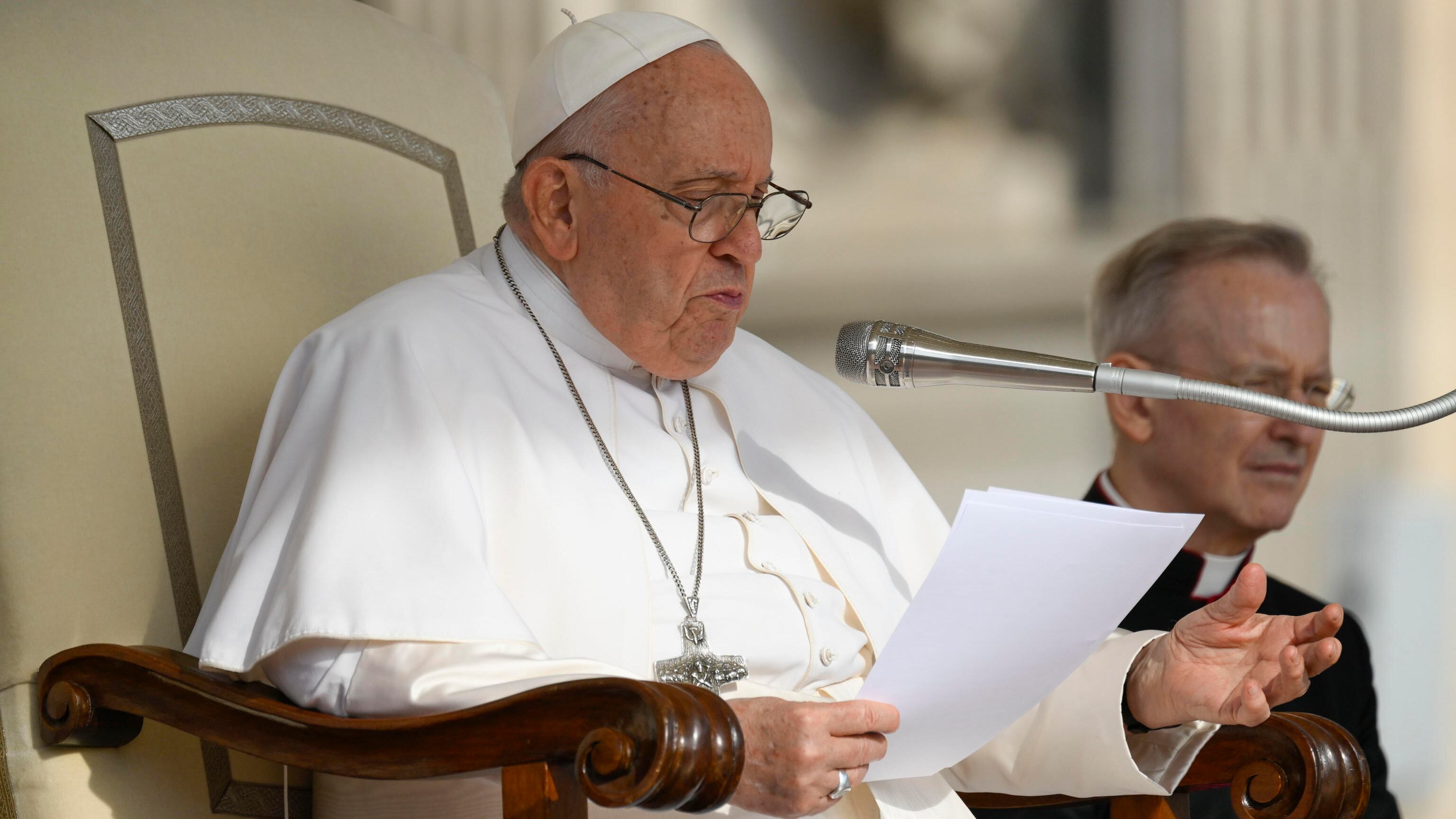 Il Papa: "Ormai è terrorismo". Scontro sul termine genocidio