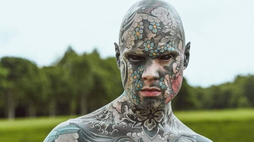 Il maestro troppo tatuato non insegna più all'asilo "Fa paura ai nostri figli"