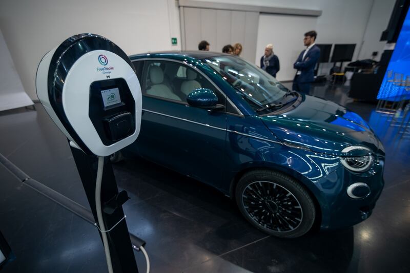 Auto, il ministro Urso: "Stellantis da sola non basta. In Italia serve un altro produttore"