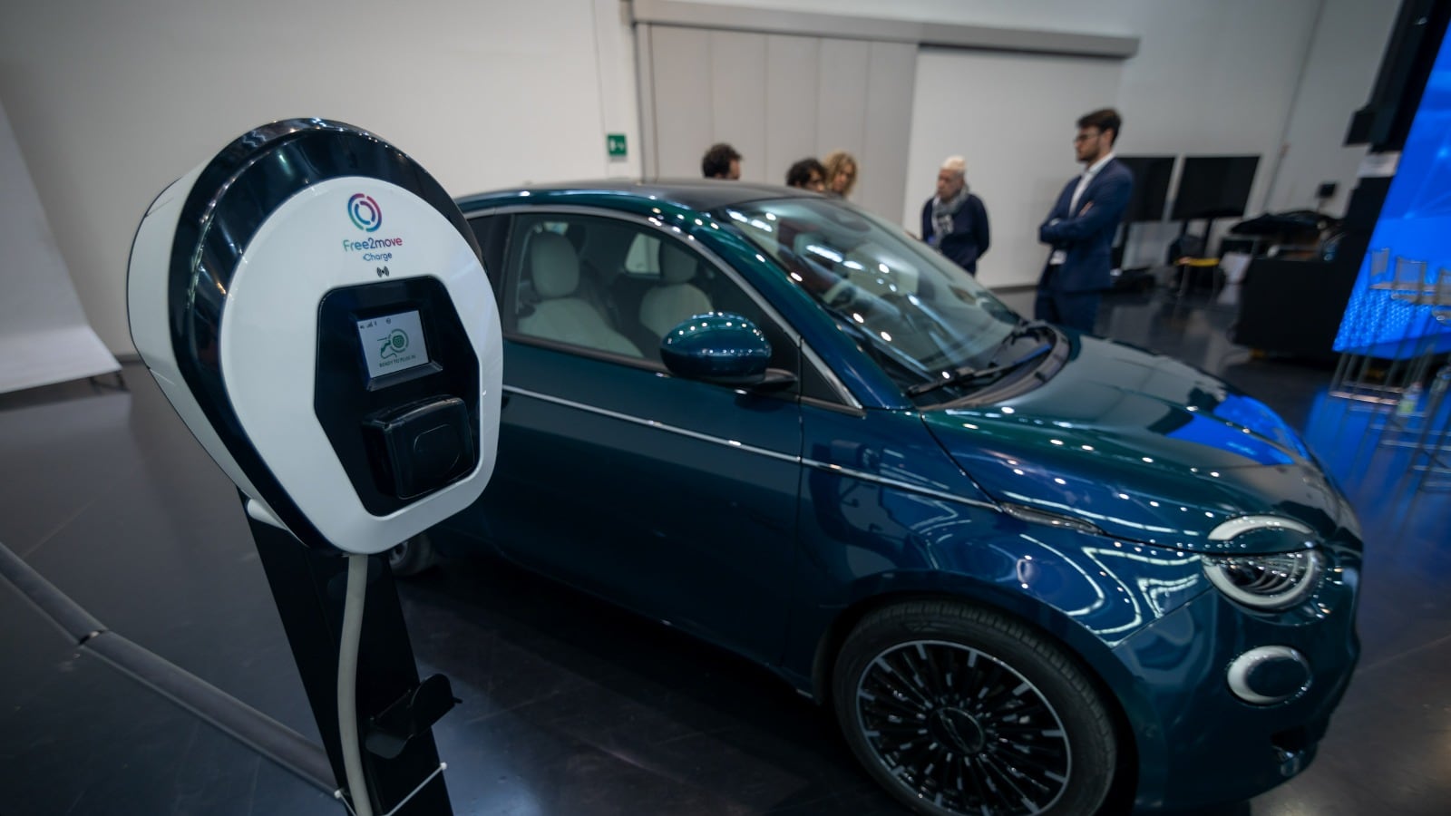 Auto, il ministro Urso: "Stellantis da sola non basta. In Italia serve un altro produttore"