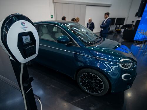 Auto, il ministro Urso: "Stellantis da sola non basta. In Italia serve un altro produttore"