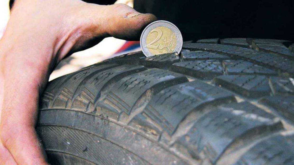 Il trucco della moneta da 2 euro per controllare la pressione delle gomme