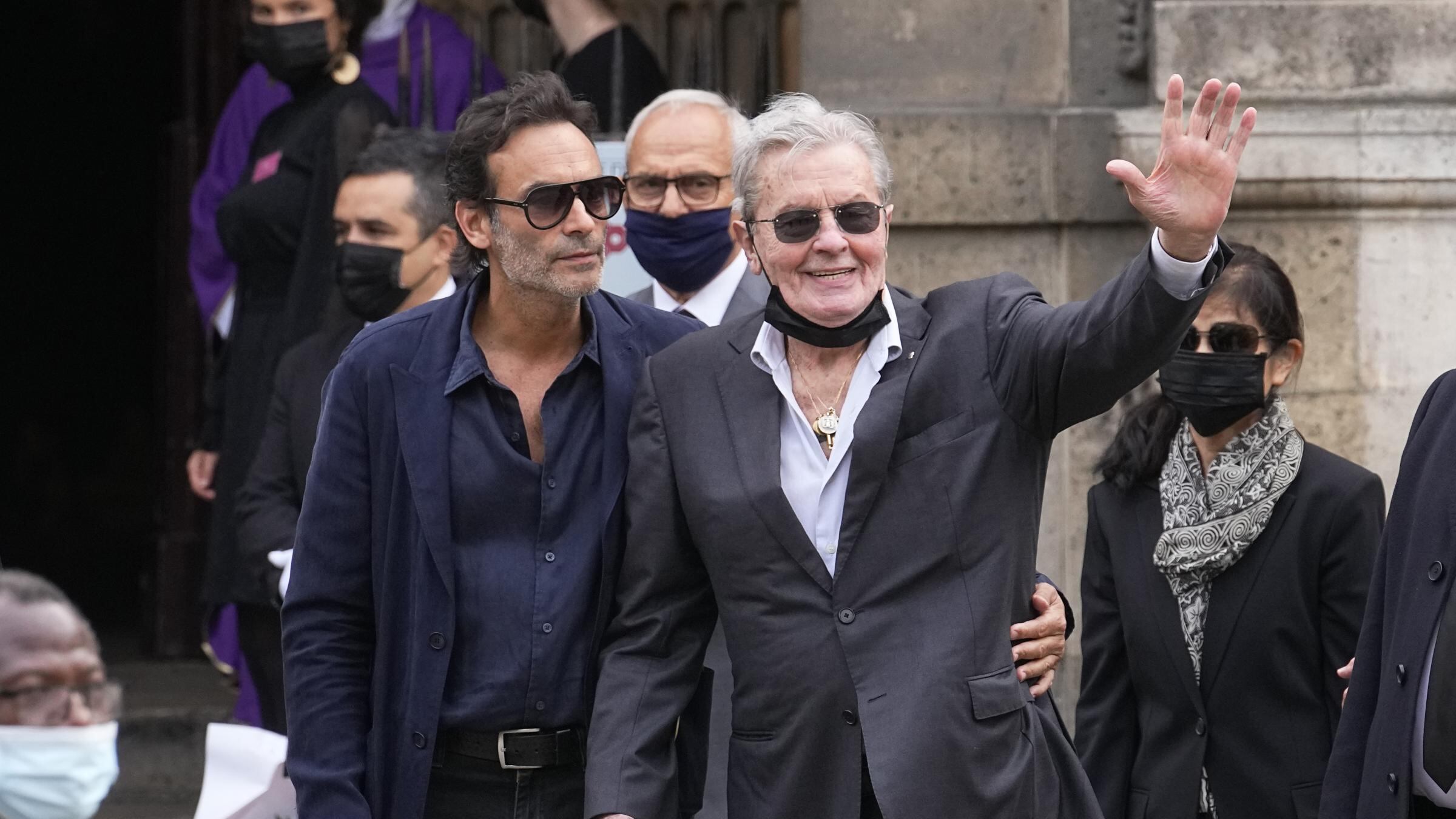 Il mito Delon e il desiderio dell'ultimo ciak. "Voglio morire, la mia vita ormai è finita"
