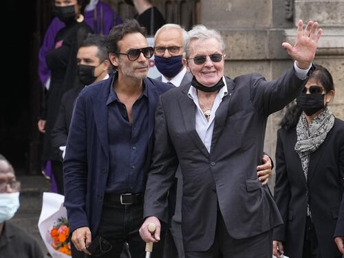 "Vuole farlo morire fuori dalla Francia” Alain Delon denuncia il figlio Anthony, che accusa la sorella