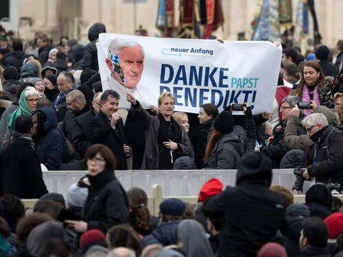 "Santo subito". Il coro dei fedeli in piazza San Pietro