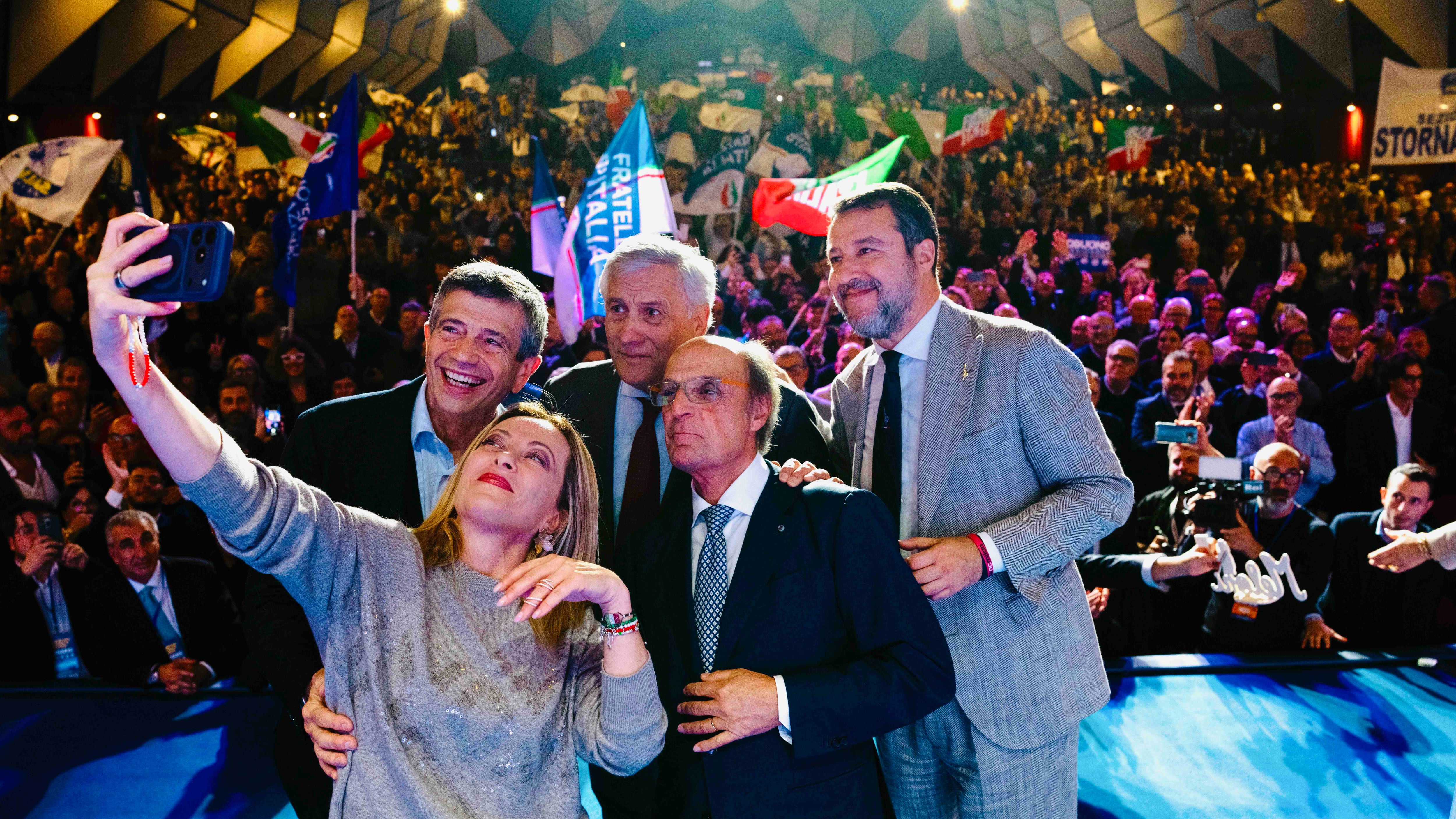 Meloni replica a Istat e Bankitalia. "Ci vuole molto coraggio a dire che la manovra favorisce i ricchi". L'affondo di Salvini sui migranti