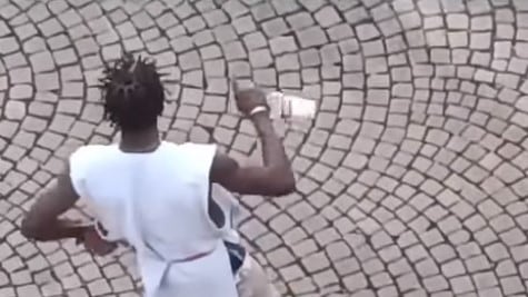 La piazza usata come un wc poi le minacce ai passanti con una bottiglia. La follia dell'africano