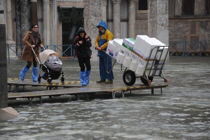 Allerta per l’acqua alta a Venezia che questa mattina ha registrato 120 cm sul livello medio del mare 6