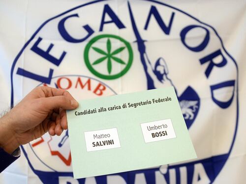Matteo Salvini straccia Bossi: trionfa con l'82% dei voti E' il nuovo segretario della Lega
