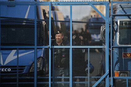 Roma blindata, la polizia usa le gabbie 9