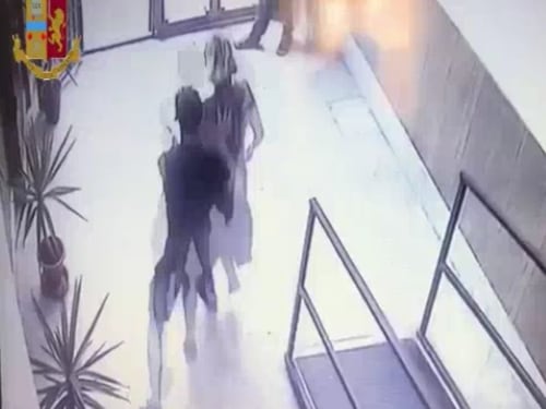 Napoli, entra nel b&b per rapinare una coppia di turisti: ripreso dalle telecamere e arrestato