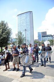Milano, blitz anti-migranti in stazione Centrale 10